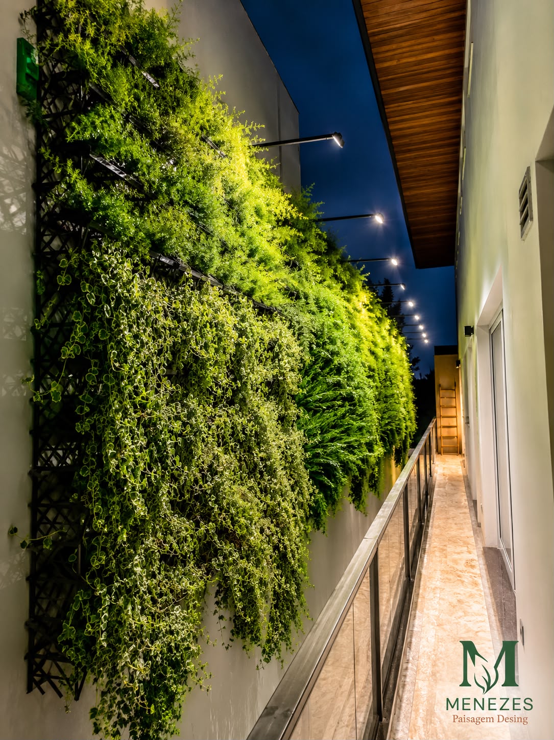Jardim vertical iluminado em corredor residencial